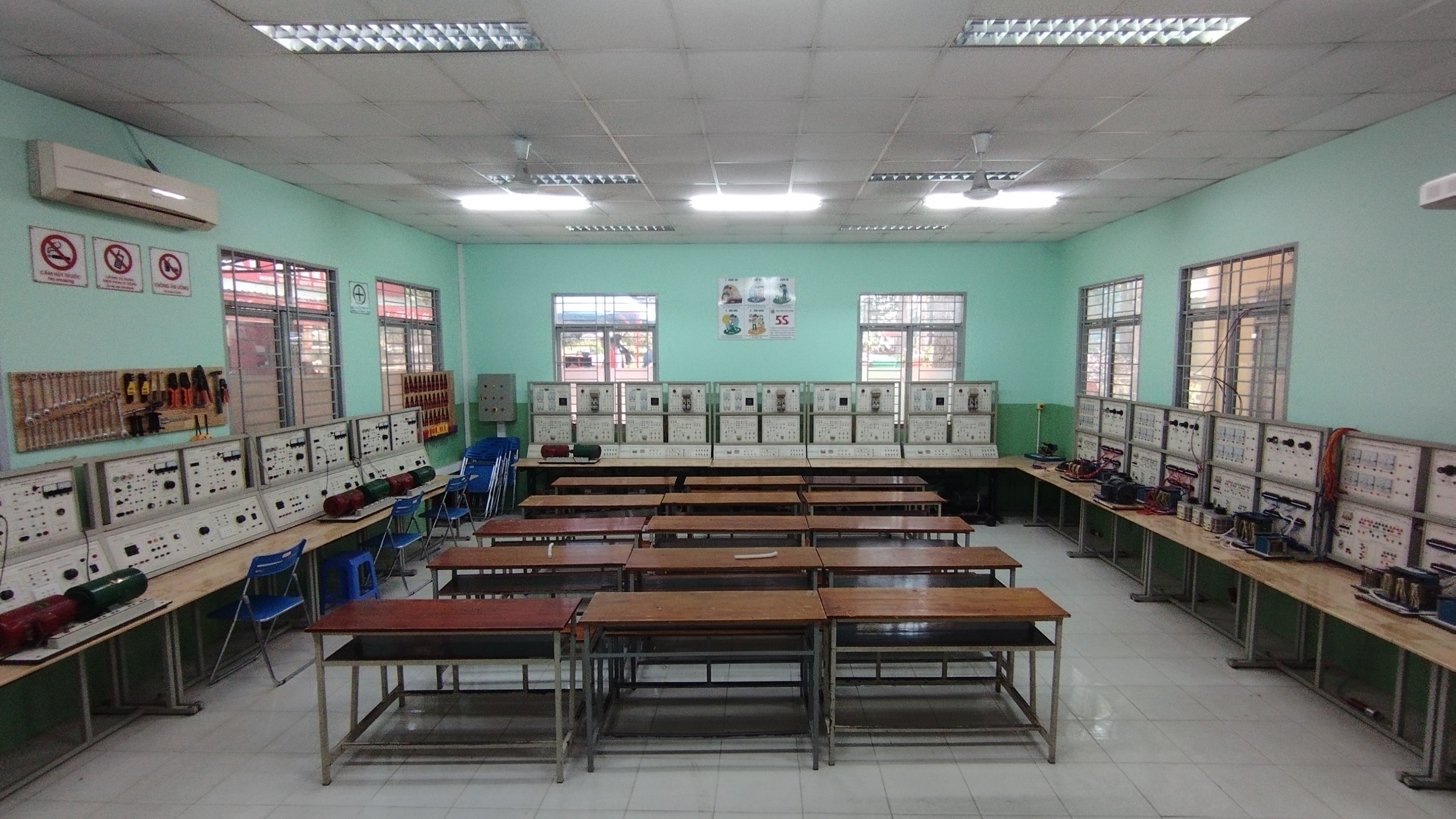 Phòng Thực hành Máy điện – Sửa chữa thiết bị điện